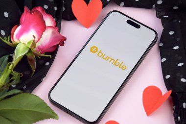 KHARKIV, UKRAINE - 12 Haziran 2024: Akıllı telefon ekranında Bumble randevu uygulaması. Randevu ve aile kavramı.