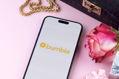 KHARKIV, UKRAINE - 12 Haziran 2024: Akıllı telefon ekranında Bumble randevu uygulaması. Randevu ve aile kavramı.