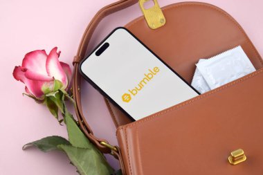 KHARKIV, UKRAINE - 12 Haziran 2024: Akıllı telefon ekranında Bumble randevu uygulaması. Randevu ve aile kavramı.