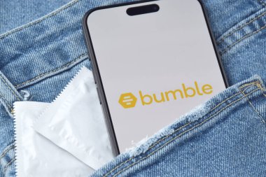 KHARKIV, UKRAINE - 12 Haziran 2024: Akıllı telefon ekranında Bumble randevu uygulaması. Randevu ve aile kavramı.