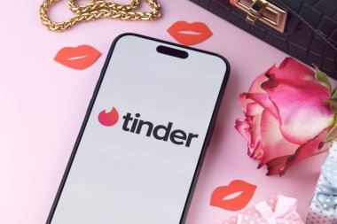 KHARKIV, UKRAINE - 12 Haziran 2024: Akıllı telefon ekranında Tinder flört uygulaması. Randevu ve aile kavramı.