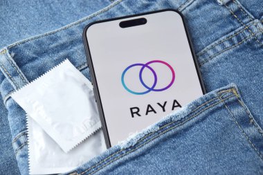 KHARKIV, UKRAINE - 12 Haziran 2024: Raya akıllı telefon ekranında flört uygulaması. Randevu ve aile kavramı.