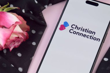 KHARKIV, UKRAINE - 12 Haziran 2024: Akıllı telefon ekranında Hristiyanbağlantı uygulaması. Randevu ve aile kavramı.