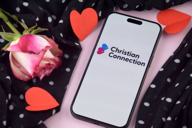 KHARKIV, UKRAINE - 12 Haziran 2024: Akıllı telefon ekranında Hristiyanbağlantı uygulaması. Randevu ve aile kavramı.
