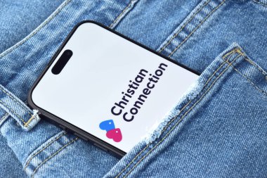 KHARKIV, UKRAINE - 12 Haziran 2024: Akıllı telefon ekranında Hristiyanbağlantı uygulaması. Randevu ve aile kavramı.