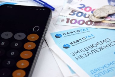 KHARKIV, UKRAINE - 2 Mart 2024: Ukrayna hryvnias para ile Naftogaz hizmet makbuzu.