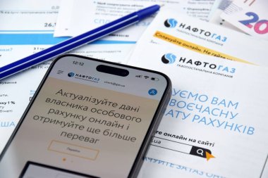 KHARKIV, UKRAINE - 2 Mart 2024: Ukrayna hryvnias para ile Naftogaz hizmet makbuzu.