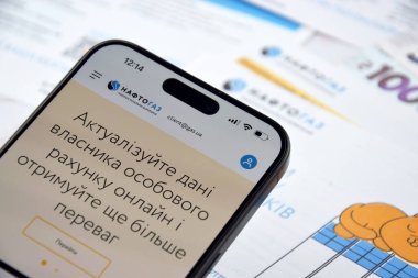 KHARKIV, UKRAINE - 2 Mart 2024: Ukrayna hryvnias para ile Naftogaz hizmet makbuzu.
