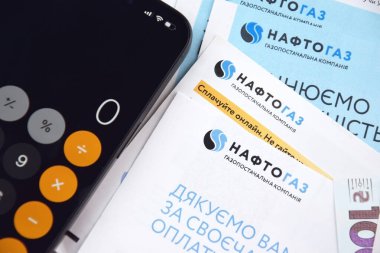 KHARKIV, UKRAINE - 2 Mart 2024: Ukrayna hryvnias para ile Naftogaz hizmet makbuzu.