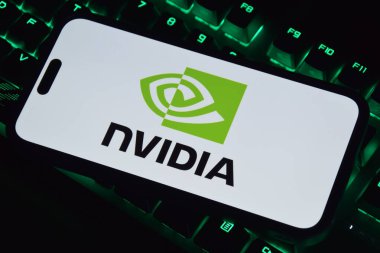 Kharkiv, Ukrayna - 28 Ocak 2025: Bilgisayar arkaplanda NVIDIA logosu bulunan telefon.