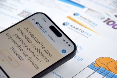 KHARKIV, UKRAINE - 2 Mart 2024: Ukrayna hryvnias para ile Naftogaz hizmet makbuzu.