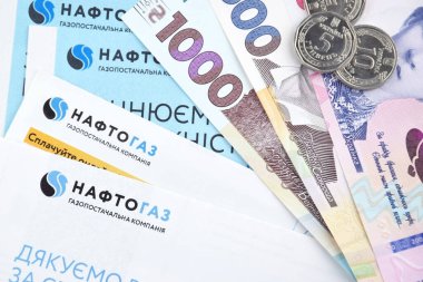 KHARKIV, UKRAINE - 2 Mart 2024: Ukrayna hryvnias para ile Naftogaz hizmet makbuzu.
