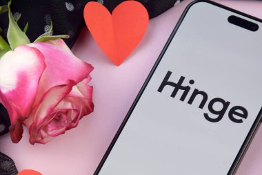 KHARKIV, UKRAINE - 12 Haziran 2024: Akıllı telefon ekranında Hinge flört uygulaması. Randevu ve aile kavramı.