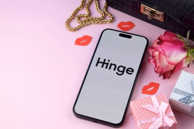 KHARKIV, UKRAINE - 12 Haziran 2024: Akıllı telefon ekranında Hinge flört uygulaması. Randevu ve aile kavramı.