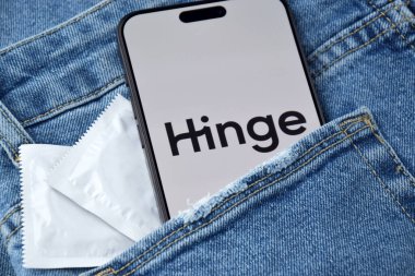 KHARKIV, UKRAINE - 12 Haziran 2024: Akıllı telefon ekranında Hinge flört uygulaması. Randevu ve aile kavramı.