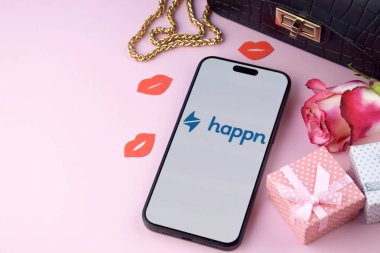 KHARKIV, UKRAINE - 12 Haziran 2024: Akıllı telefon ekranında Happn randevu uygulaması. Randevu ve aile kavramı.