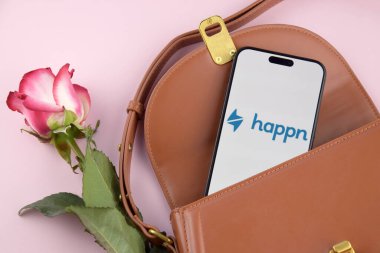 KHARKIV, UKRAINE - 12 Haziran 2024: Akıllı telefon ekranında Happn randevu uygulaması. Randevu ve aile kavramı.