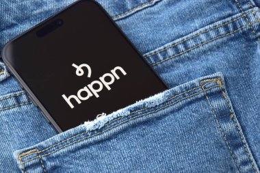 KHARKIV, UKRAINE - 12 Haziran 2024: Akıllı telefon ekranında Happn randevu uygulaması. Randevu ve aile kavramı.
