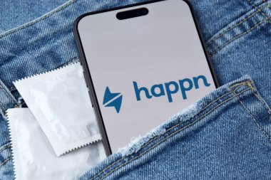 KHARKIV, UKRAINE - 12 Haziran 2024: Akıllı telefon ekranında Happn randevu uygulaması. Randevu ve aile kavramı.