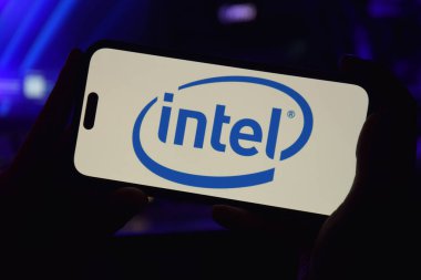 Kharkiv, Ukrayna - 28 Ocak 2025: Bilgisayar arkaplanda INTEL logosu olan telefon.
