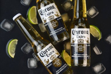 Kharkiv, Ukrayna, 2 Nisan 2025: Koyu arkaplanda buzlu ve limonlu Corona Ekstra Birası.