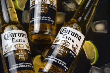 Kharkiv, Ukrayna, 2 Nisan 2025: Koyu arkaplanda buzlu ve limonlu Corona Ekstra Birası.