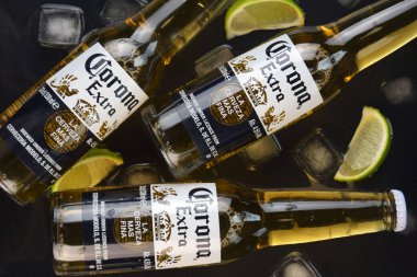 Kharkiv, Ukrayna, 2 Nisan 2025: Koyu arkaplanda buzlu ve limonlu Corona Ekstra Birası.