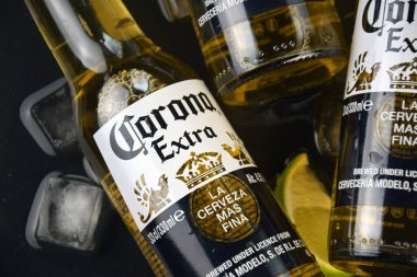 Kharkiv, Ukrayna, 2 Nisan 2025: Koyu arkaplanda buzlu ve limonlu Corona Ekstra Birası.