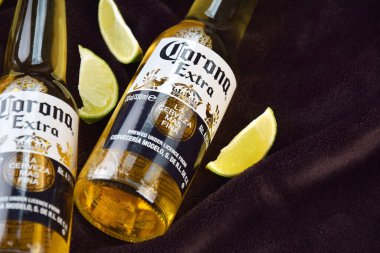 Kharkiv, Ukrayna, 2 Nisan 2025: Koyu arkaplanda buzlu ve limonlu Corona Ekstra Birası.