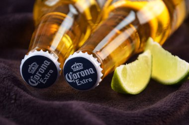 Kharkiv, Ukrayna, 2 Nisan 2025: Koyu arkaplanda buzlu ve limonlu Corona Ekstra Birası.