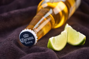 Kharkiv, Ukrayna, 2 Nisan 2025: Koyu arkaplanda buzlu ve limonlu Corona Ekstra Birası.