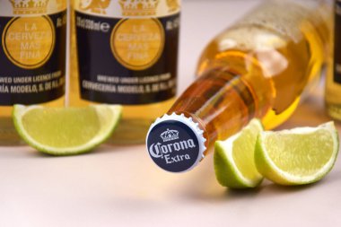 Kharkiv, Ukrayna, 2 Nisan 2025: Buz ve limonlu hafif zemin üzerinde Corona Ekstra Birası.