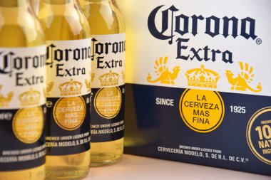 Kharkiv, Ukrayna, 2 Nisan 2025: Buz ve limonlu hafif zemin üzerinde Corona Ekstra Birası.