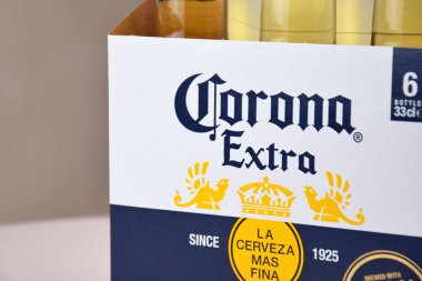 Kharkiv, Ukrayna, 2 Nisan 2025: Buz ve limonlu hafif zemin üzerinde Corona Ekstra Birası.