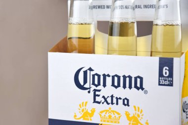 Kharkiv, Ukrayna, 2 Nisan 2025: Buz ve limonlu hafif zemin üzerinde Corona Ekstra Birası.