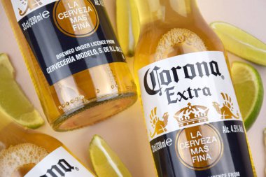 Kharkiv, Ukrayna, 2 Nisan 2025: Buz ve limonlu hafif zemin üzerinde Corona Ekstra Birası.