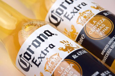 Kharkiv, Ukrayna, 2 Nisan 2025: Buz ve limonlu hafif zemin üzerinde Corona Ekstra Birası.