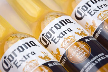 Kharkiv, Ukrayna, 2 Nisan 2025: Buz ve limonlu hafif zemin üzerinde Corona Ekstra Birası.