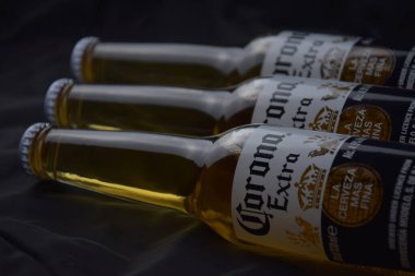 Kharkiv, Ukrayna, 2 Nisan 2025: Koyu arkaplanda buzlu ve limonlu Corona Ekstra Birası.