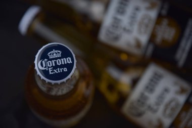 Kharkiv, Ukrayna, 2 Nisan 2025: Koyu arkaplanda buzlu ve limonlu Corona Ekstra Birası.