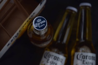 Kharkiv, Ukrayna, 2 Nisan 2025: Koyu arkaplanda buzlu ve limonlu Corona Ekstra Birası.