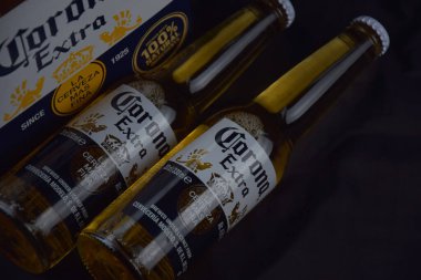 Kharkiv, Ukrayna, 2 Nisan 2025: Koyu arkaplanda buzlu ve limonlu Corona Ekstra Birası.