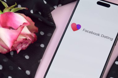 KHARKIV, UKRAINE - 12 Haziran 2024: Akıllı telefon ekranında Facebook randevu uygulaması. Randevu ve aile kavramı.