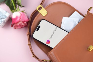 KHARKIV, UKRAINE - 12 Haziran 2024: Akıllı telefon ekranında Facebook randevu uygulaması. Randevu ve aile kavramı.