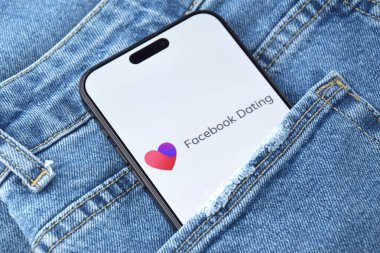 KHARKIV, UKRAINE - 12 Haziran 2024: Akıllı telefon ekranında Facebook randevu uygulaması. Randevu ve aile kavramı.