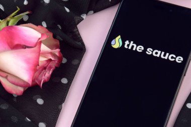 KHARKIV, UKRAINE - 12 Haziran 2024: Akıllı telefon ekranında Sause randevu uygulaması. Randevu ve aile kavramı.