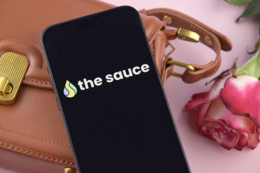 KHARKIV, UKRAINE - 12 Haziran 2024: Akıllı telefon ekranında Sause randevu uygulaması. Randevu ve aile kavramı.