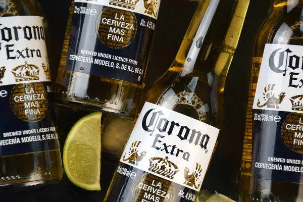 Kharkiv, Ukrayna, 2 Nisan 2025: Koyu arkaplanda buzlu ve limonlu Corona Ekstra Birası.