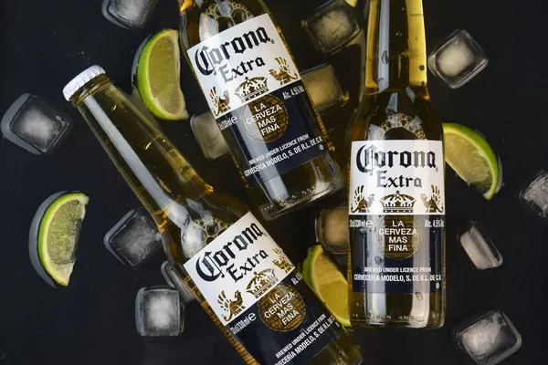Kharkiv, Ukrayna, 2 Nisan 2025: Koyu arkaplanda buzlu ve limonlu Corona Ekstra Birası.