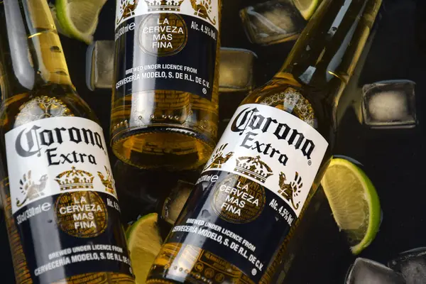 Kharkiv, Ukrayna, 2 Nisan 2025: Koyu arkaplanda buzlu ve limonlu Corona Ekstra Birası.